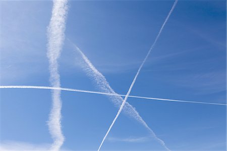 simsearch:6118-07351309,k - Jet trail across blue sky Photographie de stock - Premium Libres de Droits, Code: 6118-07352247