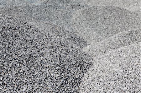 simsearch:6118-07353041,k - Gravel piles are used for road maintenance and construction purposes. Foto de stock - Royalty Free Premium, Número: 6118-07352244