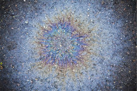 simsearch:6118-07440420,k - Spilled oil on a road, creating a radiating pattern of multicoloured effect. Photographie de stock - Premium Libres de Droits, Code: 6118-07352253