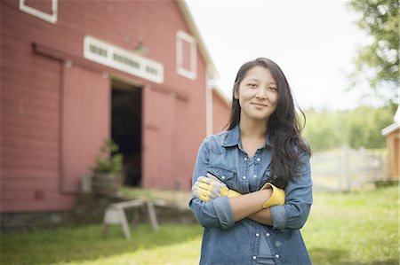 A young woman on a traditional farm in the countryside of New York State, USA Photographie de stock - Premium Libres de Droits, Code: 6118-07352267