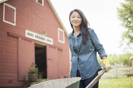 A young woman on a traditional farm in the countryside of New York State, USA Photographie de stock - Premium Libres de Droits, Code: 6118-07352280