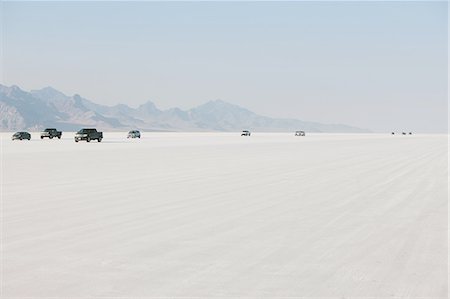 simsearch:6118-07352494,k - Cars driving on Bonneville Salt Flats during Speed Week. Dusk. Foto de stock - Sin royalties Premium, Código: 6118-07352498