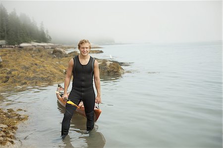 simsearch:6118-07352421,k - A man in a wetsuit drawing his kayak onto the shore, in misty weather.  New York State, USA Foto de stock - Sin royalties Premium, Código: 6118-07352425