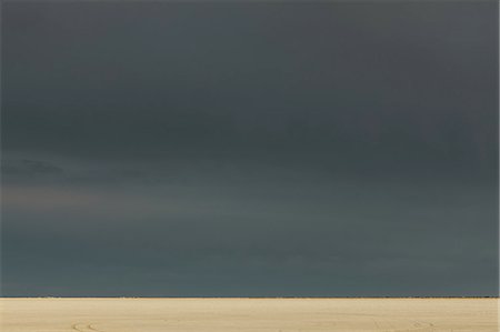 piatto (superficie) - Storm clouds over Bonneville Salt Flats, dusk Fotografie stock - Premium Royalty-Free, Codice: 6118-07352569