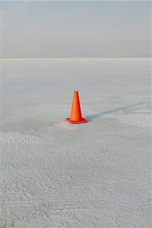 forme géométrique - Traffic cone on salt flats, during Speed Week Photographie de stock - Premium Libres de Droits, Code: 6118-07352503