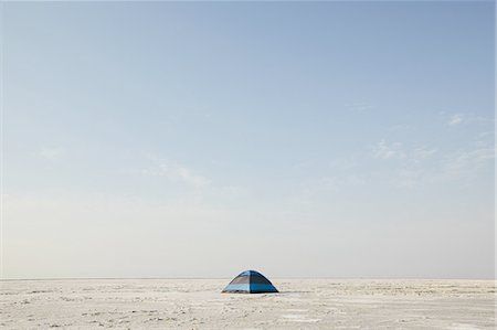 salinas - A blue tent on Bonneville Salt Flats at dusk. Foto de stock - Sin royalties Premium, Código: 6118-07352506