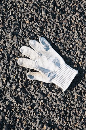 simsearch:614-08872791,k - Discarded white glove on the ground. Fotografie stock - Premium Royalty-Free, Codice: 6118-07352694