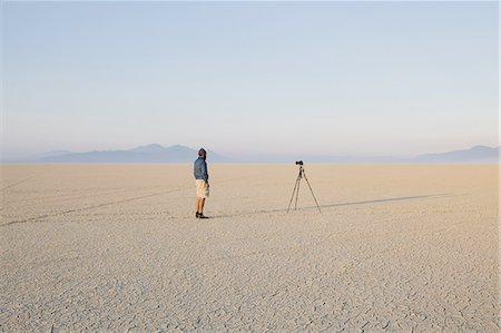 simsearch:6118-07440218,k - Man with camera and tripod on the flat saltpan or playa of Black Rock desert, Nevada. Foto de stock - Sin royalties Premium, Código: 6118-07352747