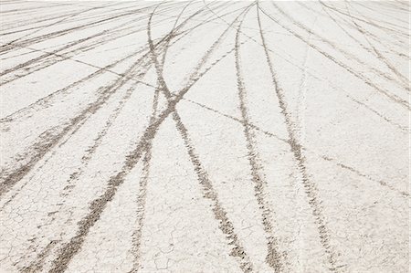 simsearch:6118-07440092,k - Tyre marks and tracks in the playa salt pan surface of Black Rock Desert, Nevada. Foto de stock - Sin royalties Premium, Código: 6118-07352760