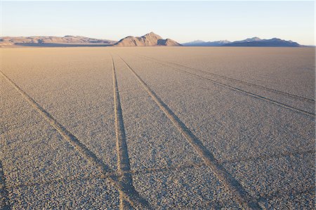 simsearch:6118-07352773,k - Tyre marks and tracks in the playa salt pan surface of Black Rock Desert, Nevada. Foto de stock - Royalty Free Premium, Número: 6118-07352766