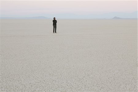 Man standing in vast, desert landscape Foto de stock - Sin royalties Premium, Código: 6118-07352772