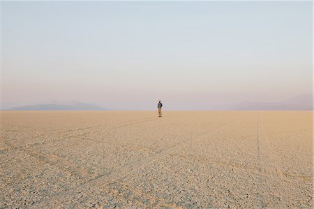 desert - The figure of a man in the empty desert landscape of Black Rock desert, Nevada. Foto de stock - Sin royalties Premium, Código: 6118-07352777