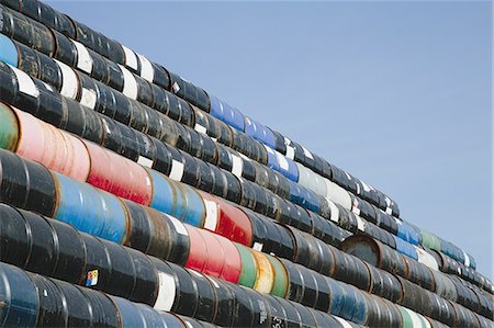 Oil barrels stacked up Photographie de stock - Premium Libres de Droits, Code: 6118-07352949