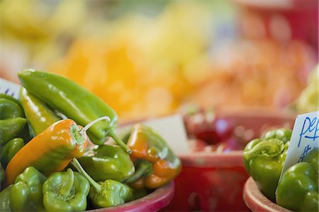 frutas y hortalizas - Organic Assorted Green Peppers on display Foto de stock - Sin royalties Premium, Código: 6118-07352911