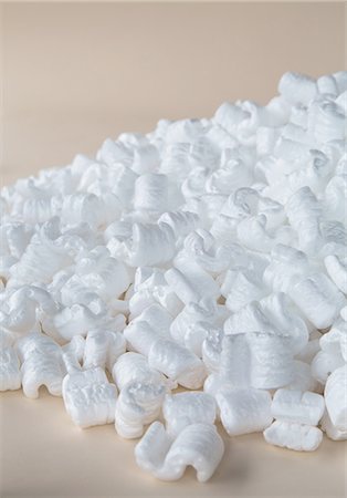 plastique - Heap of packaging shapes, white polystyrene material. Photographie de stock - Premium Libres de Droits, Code: 6118-07353303