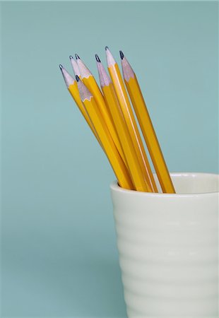 Sharpened pencils in cup, on a blue background. Stockbilder - Premium RF Lizenzfrei, Bildnummer: 6118-07353301