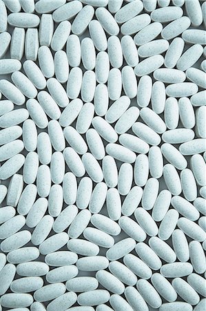 Vitamin C supplements, small blue oval tablets. Foto de stock - Royalty Free Premium, Número: 6118-07353314