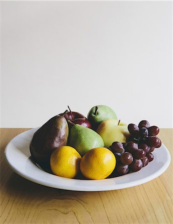 simsearch:6118-07440689,k - Plate of organic fresh fruit (tangerines, grapes, red bartlett pear, green anjou pears apples), Photographie de stock - Premium Libres de Droits, Code: 6118-07353316