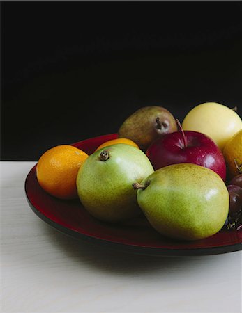 simsearch:6118-07440689,k - Plate of organic fresh fruit (tangerines, grapes, red bartlett pear, green anjou pears apples), Photographie de stock - Premium Libres de Droits, Code: 6118-07353320