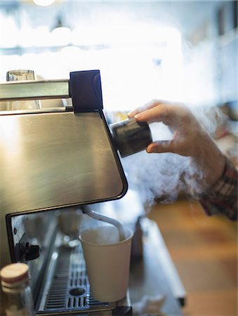 pomo - A person, barista making coffee, and frothing milk using a steam pipe. Coffee shop. Photographie de stock - Premium Libres de Droits, Code: 6118-07353462