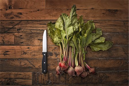 food top view wood - A handful of small beets, fresh organic vegetables harvested for the table. A vegetable knife. Foto de stock - Sin royalties Premium, Código: 6118-07353435