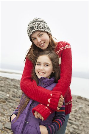 simsearch:6118-07353575,k - A day out at Ashokan lake. Two girls hugging and looking at the camera. Foto de stock - Sin royalties Premium, Código: 6118-07353565