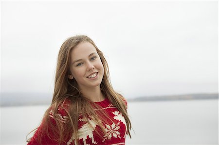 pre teen girl smiling beach not baby - A day out at Ashokan lake. A young girl in a red winter knitted jumper. Photographie de stock - Premium Libres de Droits, Code: 6118-07353569