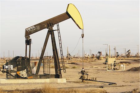 Oil rigs in the Midway-Sunset oil fields, the largest in California. Stockbilder - Premium RF Lizenzfrei, Bildnummer: 6118-07353508