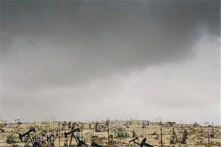 pumping - Oil rigs and wells in the Midway-Sunset shale oil fields, the largest in California Stock Photo - Premium Royalty-Free, Code: 6118-07353513