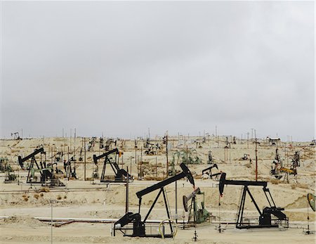 plat (surface) - Oil rigs and wells in the Midway-Sunset shale oil fields, the largest in California Photographie de stock - Premium Libres de Droits, Code: 6118-07353511
