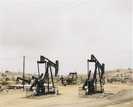 Oil rigs and wells in the Midway-Sunset shale oil fields, the largest in California Stockbilder - Premium RF Lizenzfrei, Bildnummer: 6118-07353512