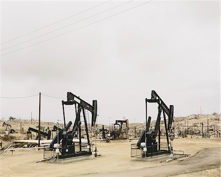 Oil rigs and wells in the Midway-Sunset shale oil fields, the largest in California Fotografie stock - Premium Royalty-Free, Codice: 6118-07353512