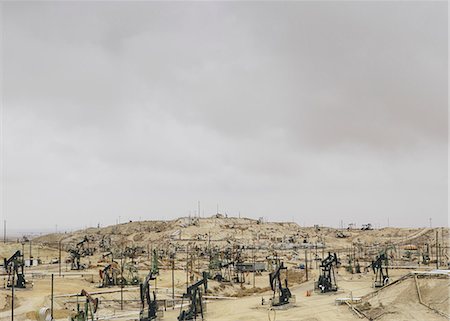 simsearch:6118-07731762,k - Oil rigs and wells in the Midway-Sunset shale oil fields, the largest in California Stock Photo - Premium Royalty-Free, Code: 6118-07353517