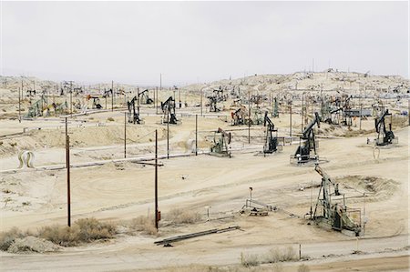 desert view from above - Oil rigs and wells in the Midway-Sunset shale oil fields, the largest in California Stock Photo - Premium Royalty-Free, Code: 6118-07353514