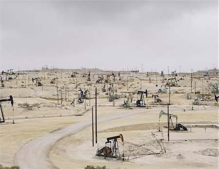 desert view from above - Oil rigs and wells in the Midway-Sunset shale oil fields, the largest in California Foto de stock - Sin royalties Premium, Código: 6118-07353516