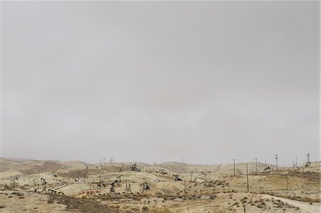 Oil rigs and wells in the Midway-Sunset shale oil fields, the largest in California Photographie de stock - Premium Libres de Droits, Code: 6118-07353518