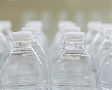 plastic bottle - Rows of water-filled plastic bottles with screw caps. Photographie de stock - Premium Libres de Droits, Code: 6118-07353528
