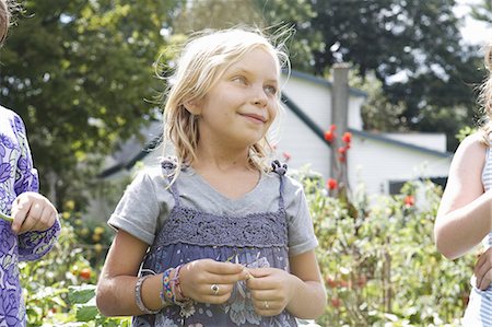 simsearch:6118-07440359,k - Three children in a garden, picking vegetables. Photographie de stock - Premium Libres de Droits, Code: 6118-07353601