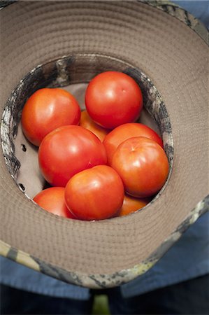 simsearch:6118-07203015,k - A clutch of fresh ripe red tomatoes, collected in an upturned hat. Stock Photo - Premium Royalty-Free, Code: 6118-07353609