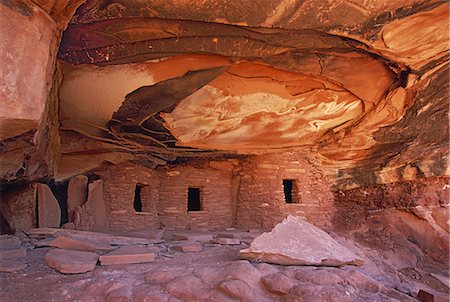 préhistorique - The House On fire ruins at Cedar Mesa, is a natural landmark, a cliff mesa rock formation with a spectacular natural pattern on the rock. Photographie de stock - Premium Libres de Droits, Code: 6118-07353866
