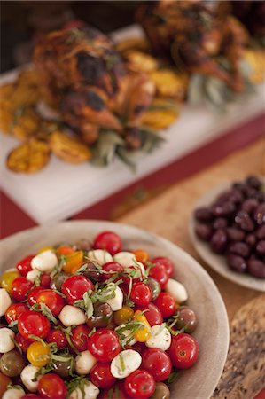 simsearch:6118-07440680,k - A buffet table laid out for a party. Organic food. Salads and a chicken dish. Foto de stock - Royalty Free Premium, Número: 6118-07354082