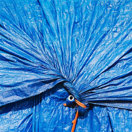 spiegazzato - A blue tarpaulin, gathered and tied with rope as a covering over piles of commercial fishing nets, Fisherman's Terminal, Seattle Fotografie stock - Premium Royalty-Free, Codice: 6118-07354102