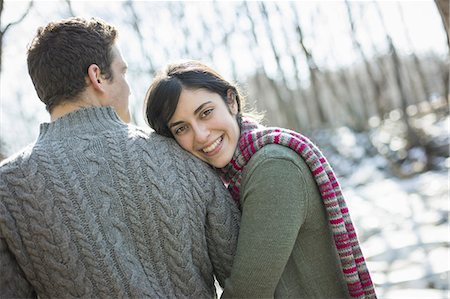 Two people, a couple outdoors on a winter day. Hugging each other. Photographie de stock - Premium Libres de Droits, Code: 6118-07354117