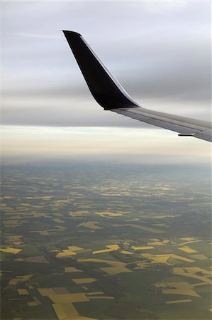 simsearch:6118-07808977,k - The winglet or wing tip of an aircraft viewed from the passenger window. Foto de stock - Sin royalties Premium, Código: 6118-07354131