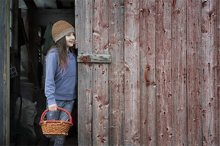 simsearch:6118-07353336,k - An organic farm in upstate New York, in winter. A girl in a barn doorway with a basket. Foto de stock - Sin royalties Premium, Código: 6118-07354285