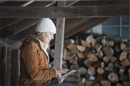 simsearch:6118-07203935,k - An organic farm in upstate New York, in winter. A woman sitting in an outbuilding using a digital tablet. Foto de stock - Sin royalties Premium, Código: 6118-07354289