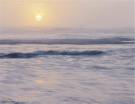 simsearch:6102-08994811,k - Olympic National park. View out over the sea and gentle swell in the waters off the shore. Sunset. Sun sinking below the horizon. Foto de stock - Royalty Free Premium, Número: 6118-07354366