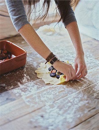 simsearch:6118-07439839,k - A domestic kitchen. A woman creating an open pastry tart with vegetables. Photographie de stock - Premium Libres de Droits, Code: 6118-07354428