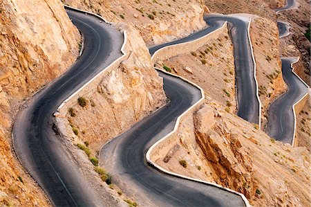 Very windy road up the rocky Atlas mountains from the Dades Valley, Morocco Photographie de stock - Premium Libres de Droits, Code: 6118-07440083