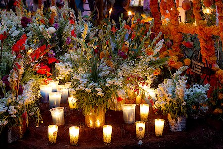 dia de los muertos - The Day of the Dead is celebrated in the towns and villages around Lake Patzcuaro. Preparations include major cleaning and repair of the local cemeteries. Photographie de stock - Premium Libres de Droits, Code: 6118-07440080